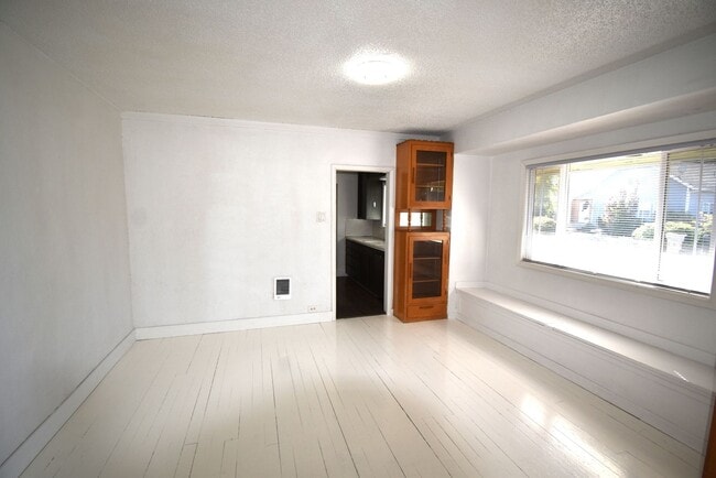 Building Photo - Spacious Corner lot home