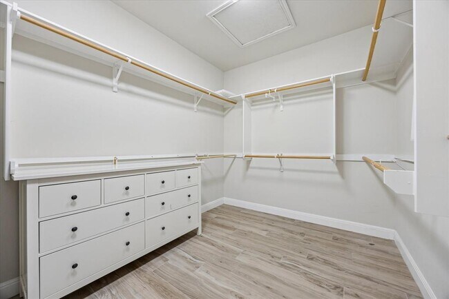 Building Photo - 313 S Flamingo Dr