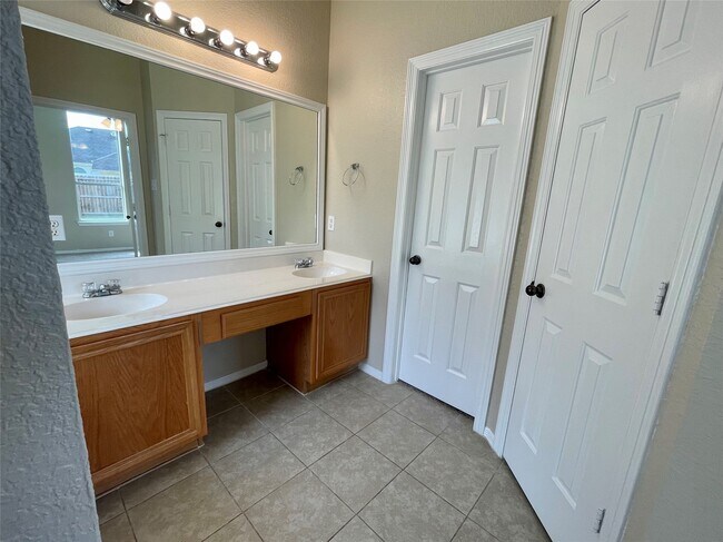 Building Photo - 4835 Chase Ct Dr