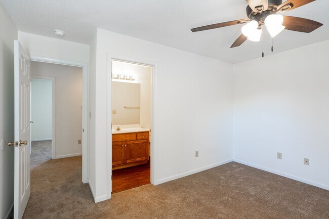 Building Photo - 4401-4403-4403 Cheryl Ct