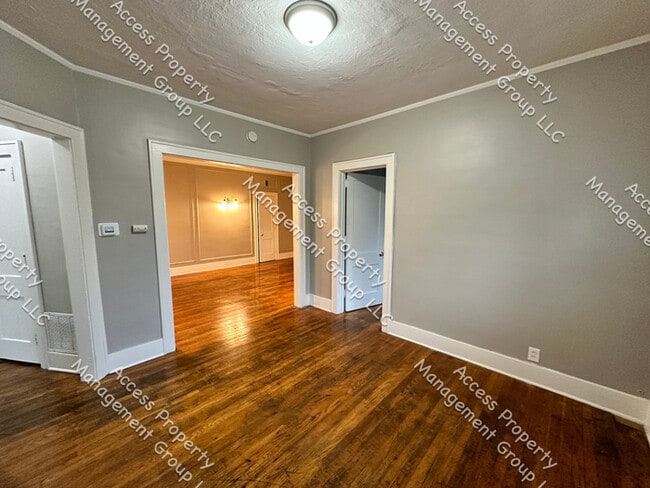 Building Photo - Large Upper 2 Bedroom SE Side Unit