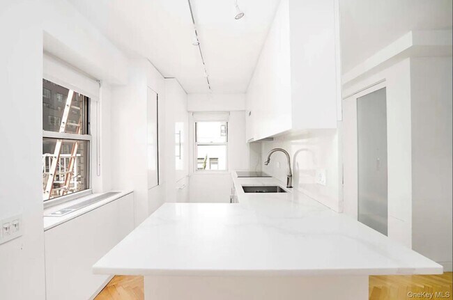 Building Photo - 153 E 57th St