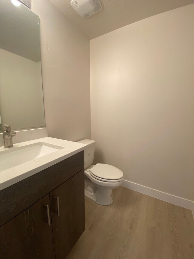 Building Photo - Townhome In Crimson Park