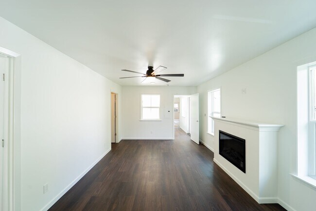 Building Photo - Newly Remodel Home in West Hills!