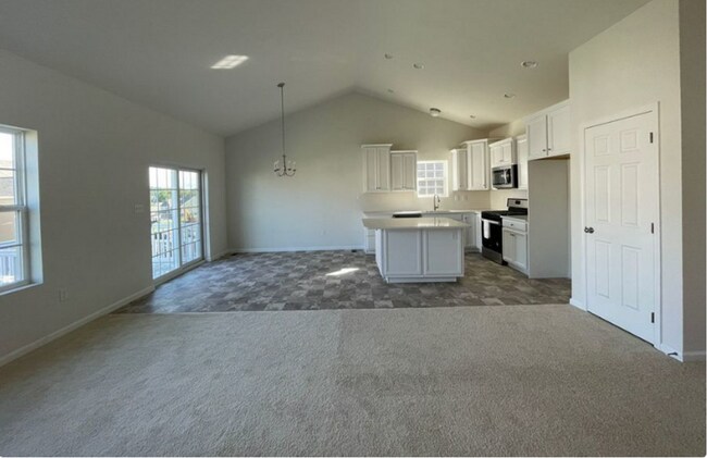 Building Photo - Stunning 4 bedroom 2.5 Bathroom Home in Ma...