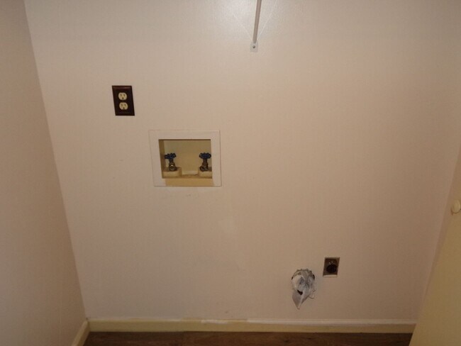 Building Photo - 127 Village Ct