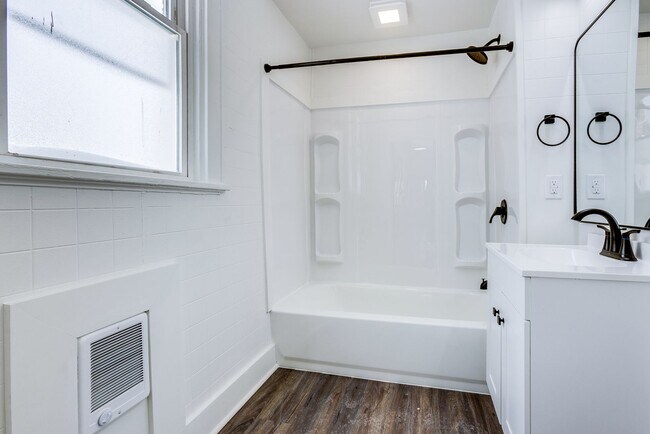 Building Photo - 609 E Warrington Ave