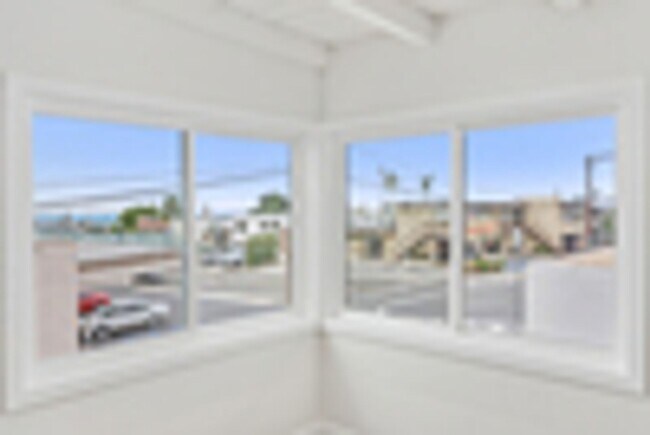 Building Photo - 303 S Ola Vista