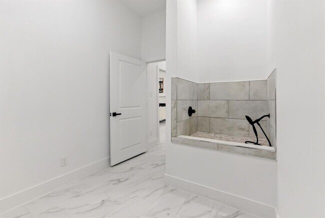 Building Photo - 418 Bedford Dr