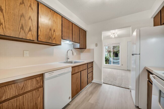 Building Photo - 1628-1628 Madras St SE