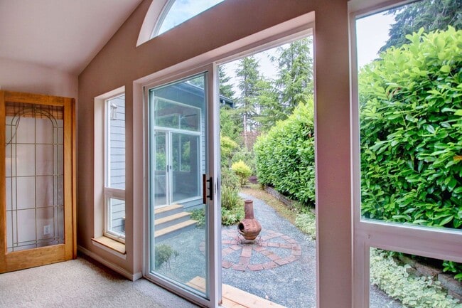 Building Photo - Lovely Clinton Home with Great Light and Pet Friendly!