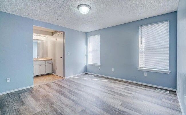 Building Photo - 3 bed two bath in Yukon, clean , updated a...