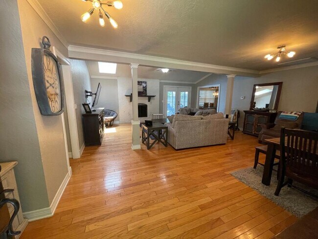 Building Photo - Gorgeous 3 BED, 2 BATH PLUS OFFICE WITH POOL!!!