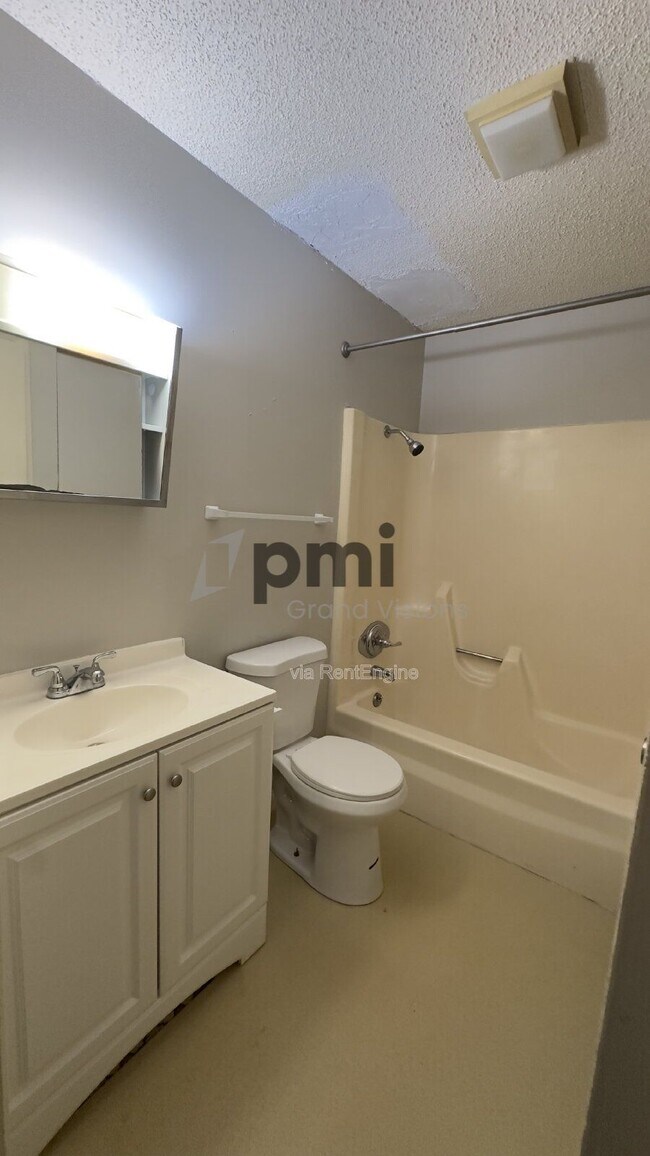 Building Photo - 24 W Buchanan Ave