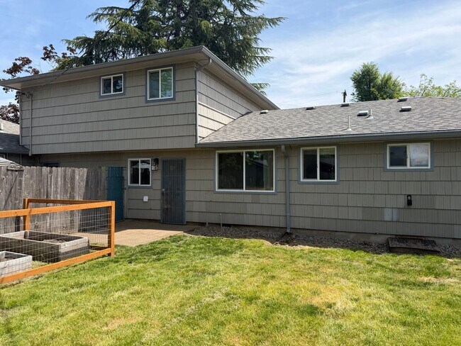 Building Photo - Updated 2 bedroom 1 bath duplex!