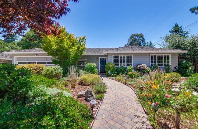 Building Photo - Stunning Los Altos home with private pool