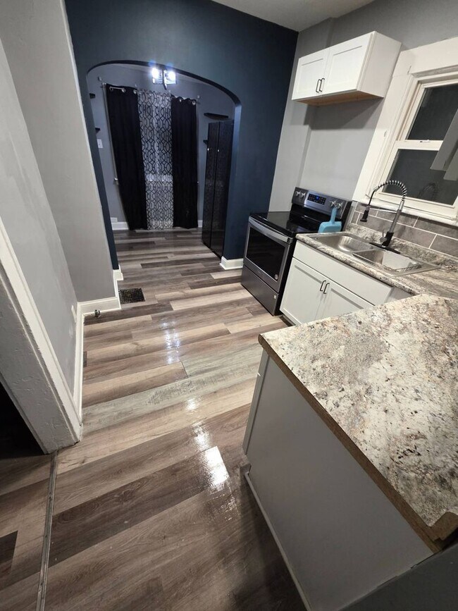 Building Photo - Charming 3-Bedroom Property in Prime Location