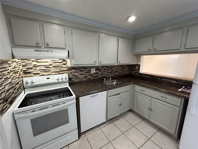 Building Photo - 8000 Fairview Dr