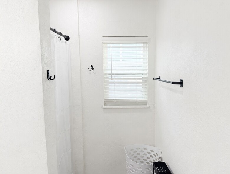 Building Photo - 8403 Glen Echo