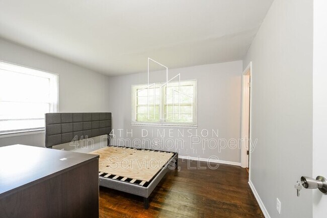 Building Photo - 1321 W Sedgefield Dr