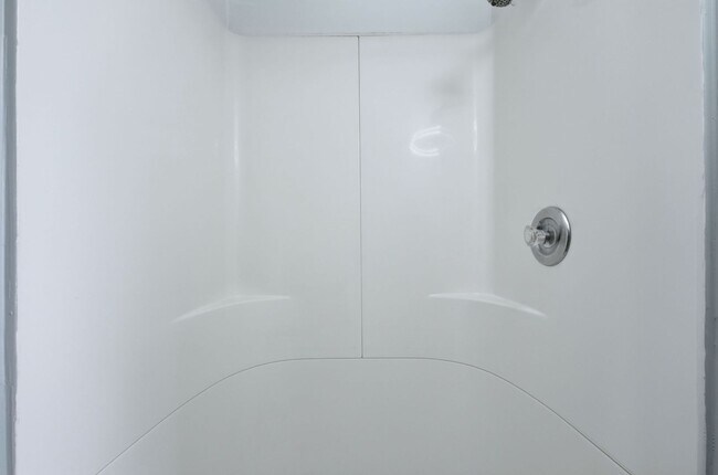 Building Photo - Three bedroom available for an immediate move in!