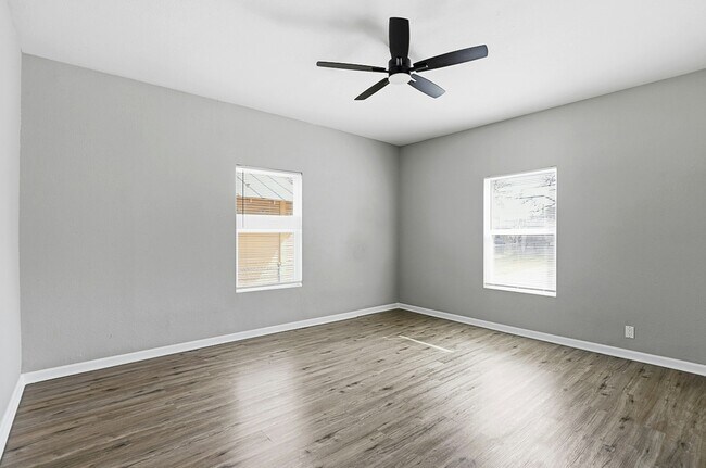 Building Photo - 1230 Hammond Ave