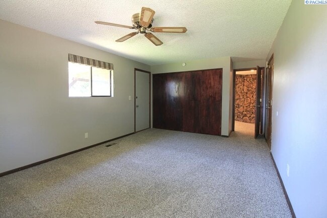 Building Photo - Kennewick 3 Bed/2 Bath Rambler + Bonus Room