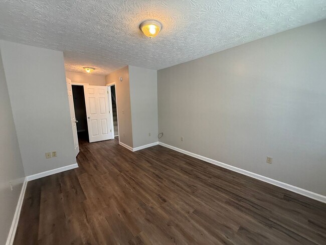 Building Photo - 3 Bedroom Available Now!