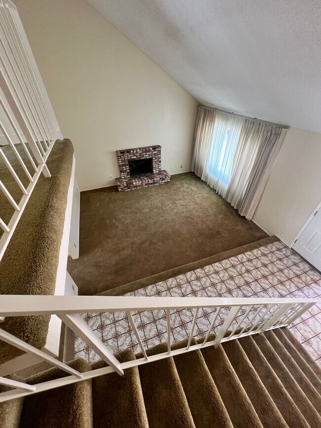 Building Photo - Santa Paula - Spacious pool home in wonder...