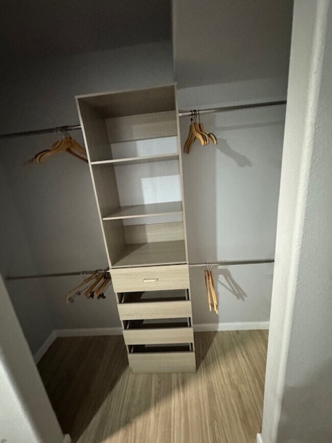 Building Photo - 2 Bed 2 Bath Basement Apartment