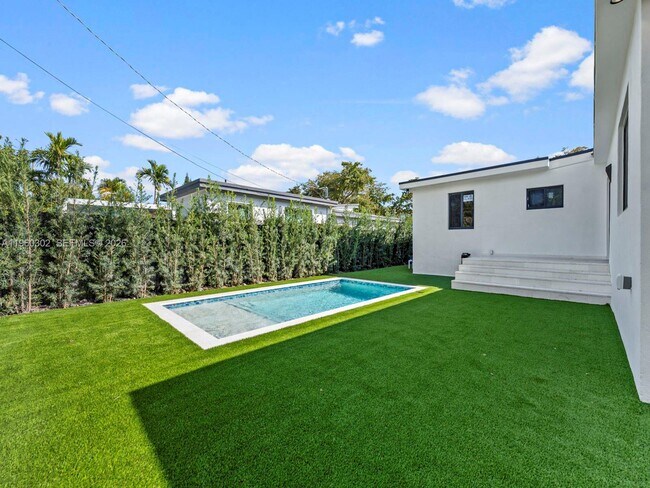 Building Photo - 5841 SW 13th St