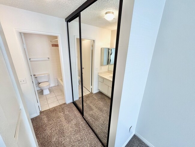 Building Photo - ADORABLE UPSTAIRS CONDO! 2 BEDROOM / 2 FUL...