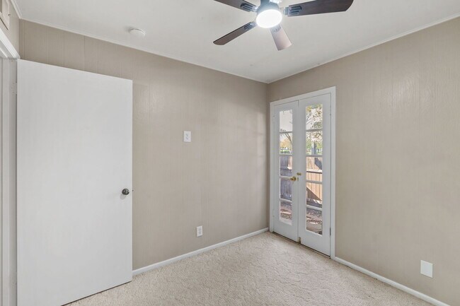 Building Photo - 8702 Village Dr