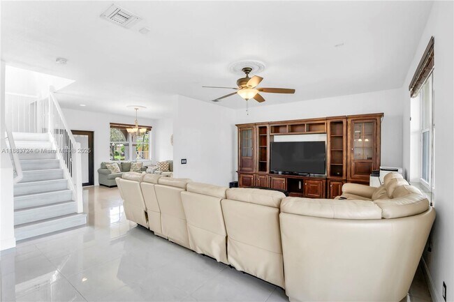 Building Photo - 663 Live Oak Ln