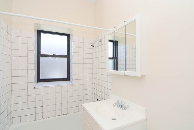 Building Photo - 2226 W Wilson Ave