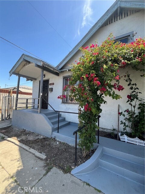 Building Photo - 5216 S Budlong Ave