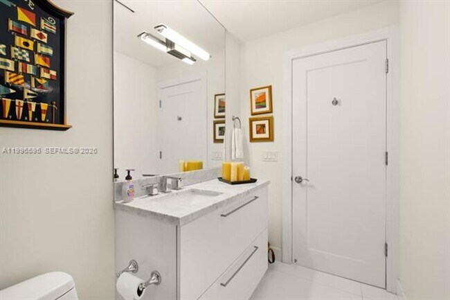 Building Photo - 1000 Venetian Way