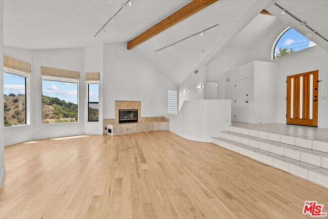 Building Photo - 3665 Alta Mesa Dr