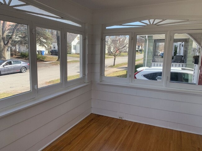 Building Photo - (STUDENT HOUSING) Stunning 5 bedroom, 1 Of...