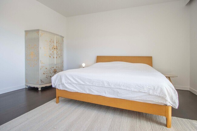 Building Photo - Stunning 4Bed/2.5ba Condo in Pacific Heights