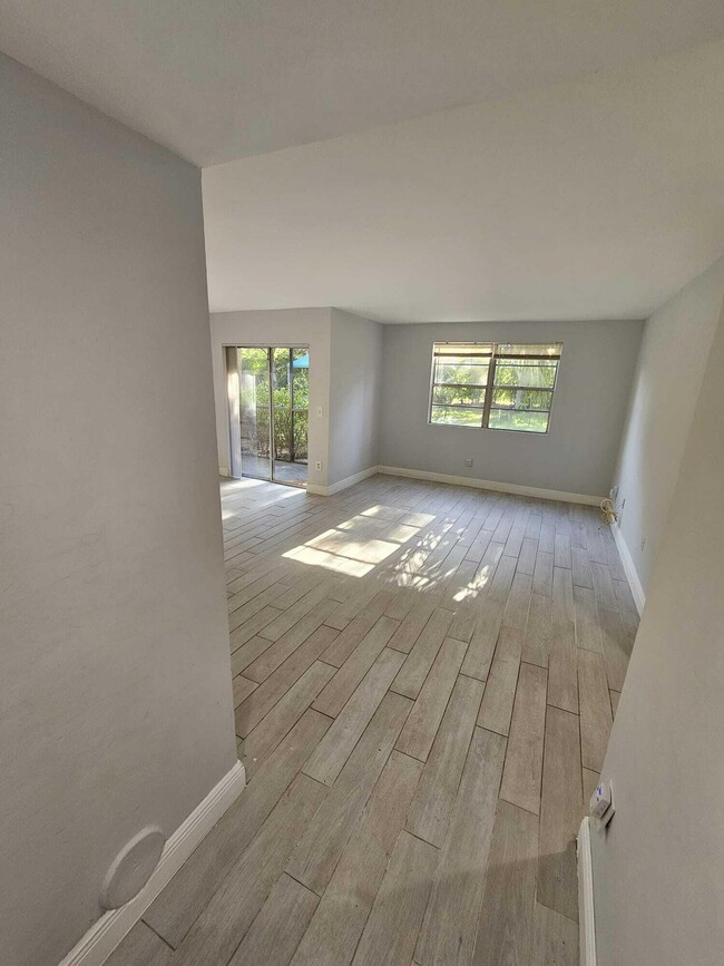 Building Photo - 1233 SW 46th Ave