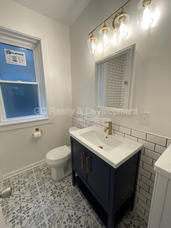 Building Photo - 7512 N Claremont Ave