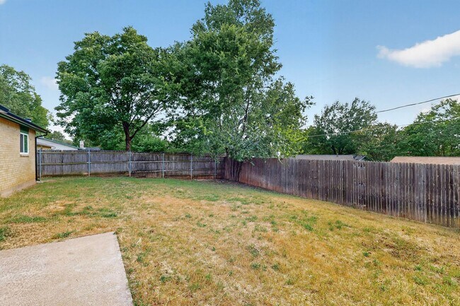 Building Photo - 2606 Hilldale Blvd
