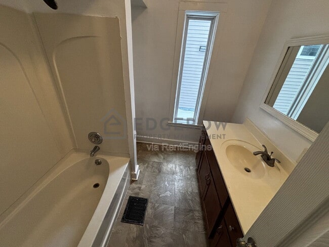 Building Photo - 1010 Helen St NE