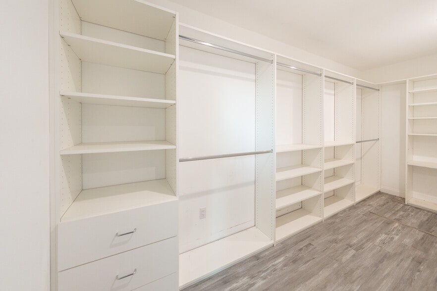 Building Photo - 14947 Chatsworth St