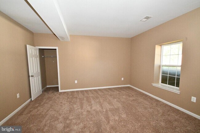 Building Photo - 9 Latham Ln