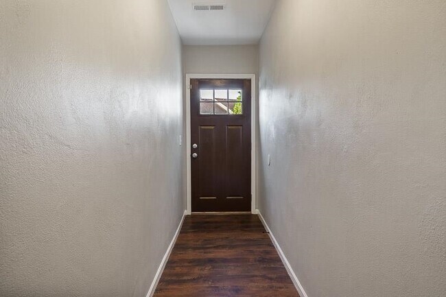 Building Photo - 663 Amphitheater Dr