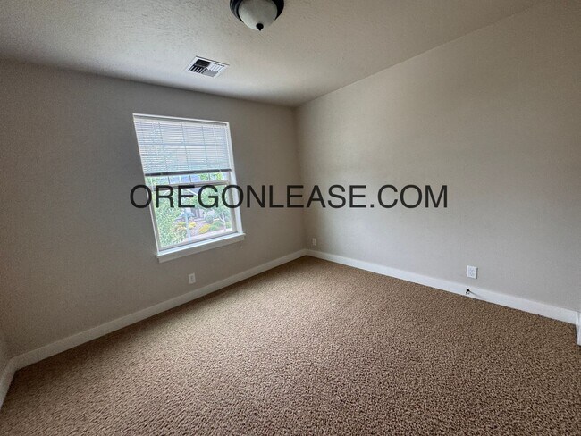 Building Photo - 4 Bedroom / 2 Bath – 1,899 Sq Ft Springfie...