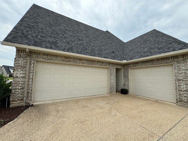 Building Photo - 629 Dumaine Dr