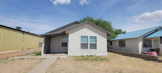 Building Photo - LARGE 2 BEDROOM HOME